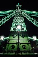Viejo puente de hierro sobre el río Danubio en Budapest foto