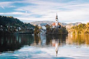 lago sangrado en las montañas alpinas foto