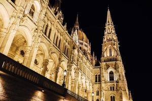 el parlamento húngaro en budapest en el danubio foto