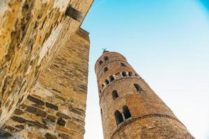 Campanario del Duomo Santo Stefano en Caorle Italia foto