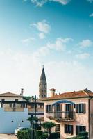 Campanario del Duomo Santo Stefano en Caorle Italia foto