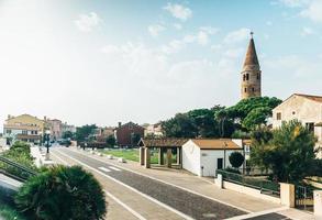 Campanario del Duomo Santo Stefano en Caorle Italia foto