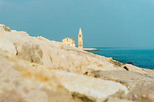 Iglesia de Nuestra Señora del Ángel en la playa de Caorle Italia foto