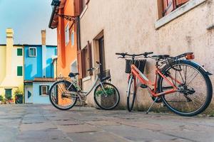 Bicicletas en el distrito turístico de la antigua ciudad provincial de Caorle en Italia foto