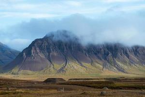 pico de la montaña erosionada en islandia