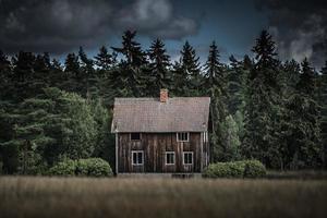 Antigua casa abandonada en la campiña sueca foto