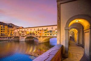 Ponte Vecchio sobre el río Arno en Florencia. foto