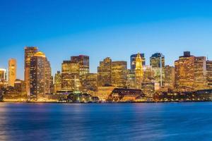 Vista panorámica del horizonte de Boston con rascacielos en el crepúsculo en Estados Unidos foto