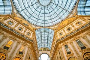 la galleria vittorio emanuele ii es una de las zonas comerciales más populares de milán foto