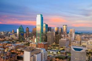 dallas, texas, paisaje urbano, con, cielo azul, en, ocaso foto