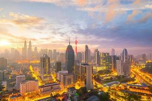 horizonte del centro de kuala lumpur en penumbra foto