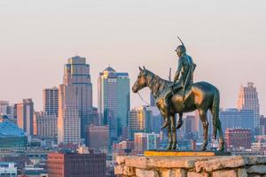 el scout con vistas al centro de la ciudad de kansas foto