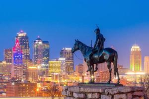 el scout con vistas al centro de la ciudad de kansas foto