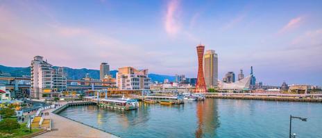 horizonte del puerto de kobe en japón foto