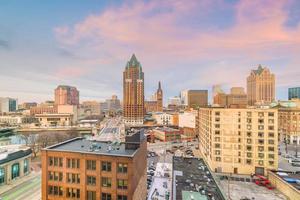 Horizonte del centro de la ciudad con edificios en Milwaukee, EE. foto