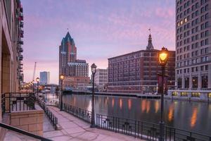 Horizonte del centro de la ciudad con edificios en Milwaukee, EE. foto