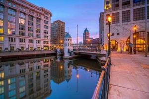 Horizonte del centro de la ciudad con edificios en Milwaukee, EE. foto