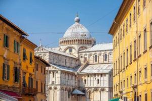 paisaje urbano del horizonte del centro de la ciudad de pisa en italia foto