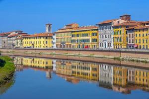 paisaje urbano del horizonte del centro de la ciudad de pisa en italia foto