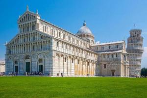 La torre inclinada, el paisaje urbano del centro de la ciudad de Pisa en Italia foto