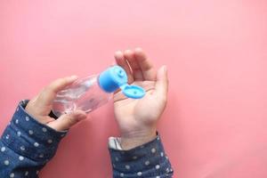 niño usando gel desinfectante para manos