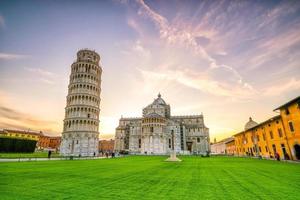 catedral de pisa y la torre inclinada foto