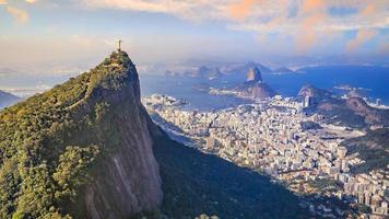 vista aérea del cristo redentor y de la ciudad de río de janeiro foto