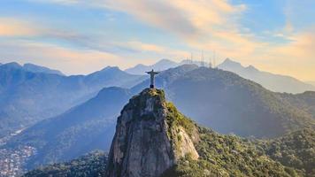 vista aérea del cristo redentor y de la ciudad de río de janeiro foto