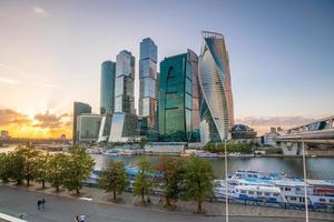 modernos rascacielos del horizonte de la ciudad de moscú foto