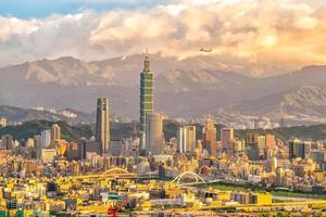 horizonte de la ciudad de taipei en el crepúsculo foto