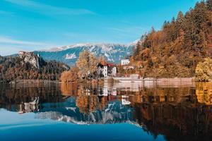 lago sangrado en las montañas alpinas foto