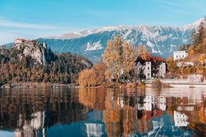 lago sangrado en las montañas alpinas foto