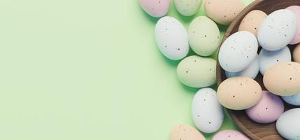 Huevos de colores pastel 3d sobre un fondo verde