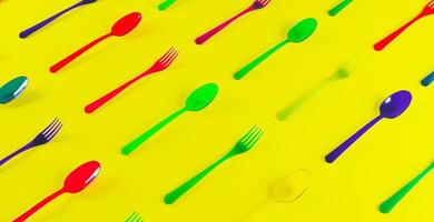 Patrón 3d de coloridos tenedores y cucharas de plástico transparente