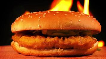 hamburguesa de pollo y fondo de fuego video