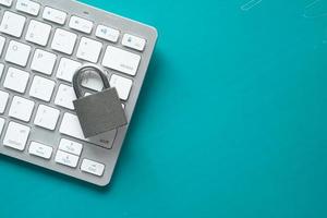 Concepto de seguridad en Internet con candado en el teclado de la computadora foto