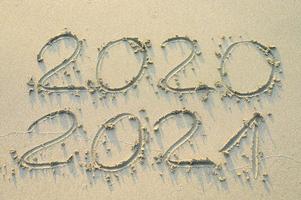 inscripción en la arena dorada dice 2020 y 2021
