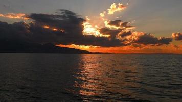 mare calmo e il paesaggio marino al tramonto video