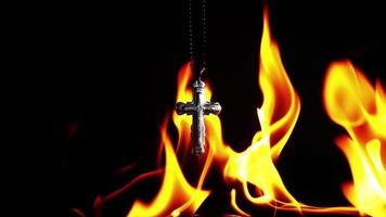 Cristianismo religião símbolo cruz e fogo queimando video