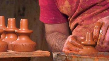 El hombre en el taller de hacer jarrones de arcilla. video