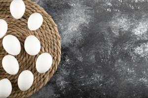 Huevos de gallina cruda blanca sobre una tela de saco