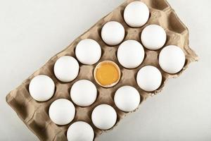 huevos de gallina crudos en un recipiente de cartón foto
