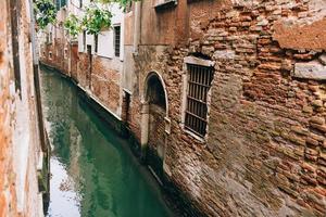 las viejas calles de venecia de italia foto