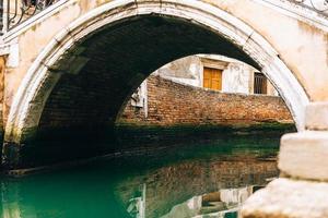 las viejas calles de venecia de italia foto