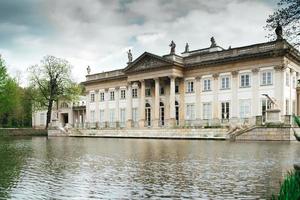 Varsovia, Polonia 2017- antiguo conjunto de palacio y parque de Lazienki en Varsovia foto