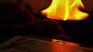 mystische Tarotkarten und Feuer video