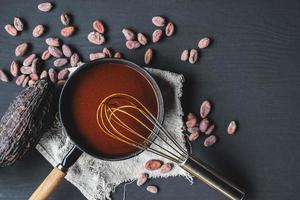 chocolate en una sartén con un batidor foto