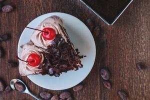 pastel de chocolate en un plato foto