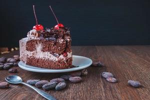 pastel de chocolate y granos de cacao foto