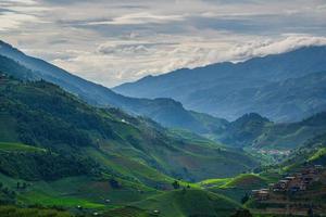 Hermosos arrozales en terrazas y paisajes de montaña en Vietnam foto